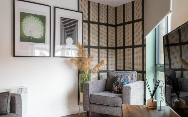 Luxe 3BR Great Central Apartment City View Near Sheffield