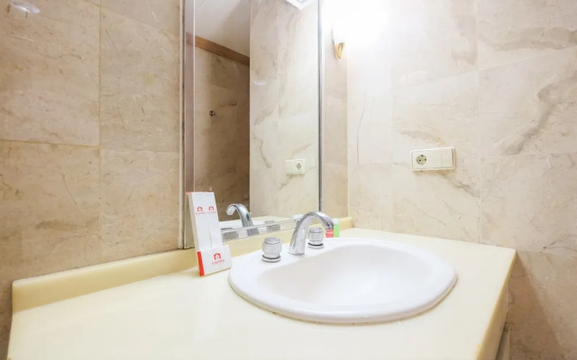 Classic Studio Park Royale Apartment Near Sudirman by Travelio