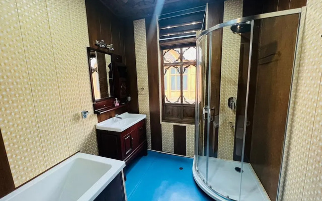 Floating Luxury Group Of Houseboats