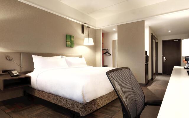 Отель Hilton Garden Inn Calgary Downtown комната для гостей