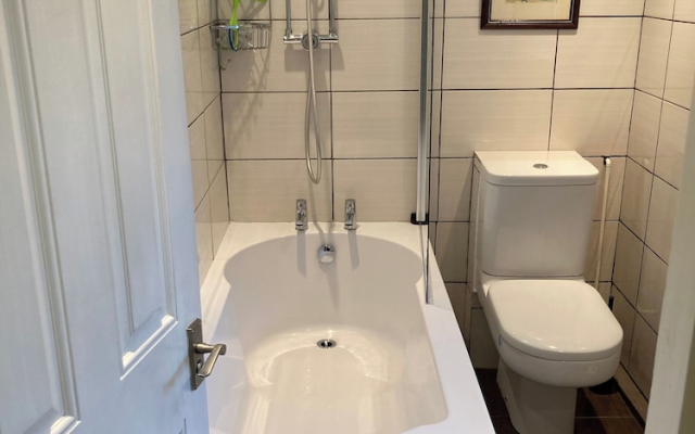 Red Squirrel Haven 2BR House - Sleeps 4 - Parking
