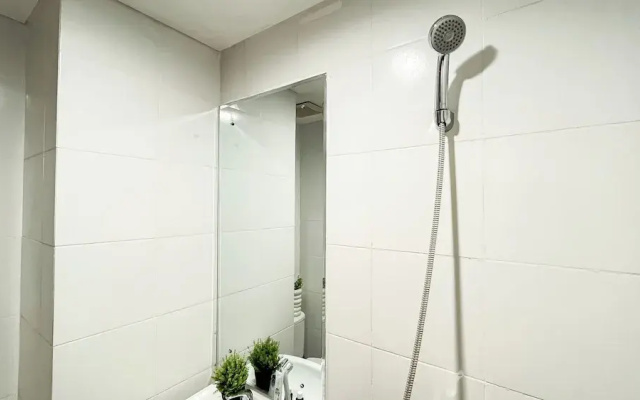 Minimalist Look 1Br At Apartment Vittoria Residence