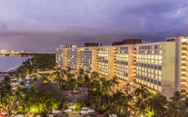 Отель Sheraton Buganvilias Resort & Convention Center вид на фасад