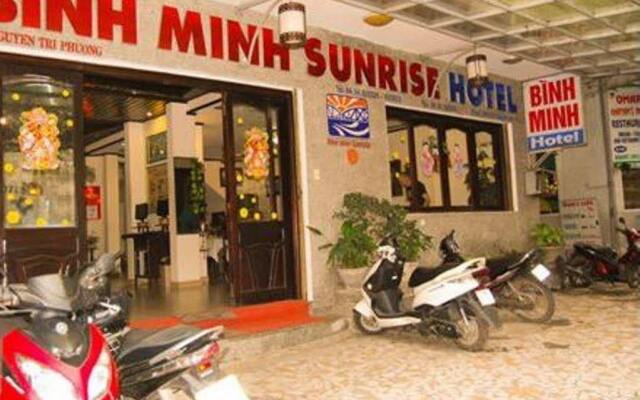Отель Binh Minh Sunrise Hotel Вьетнам, Хюэ - отзывы, цены и фото номеров - забронировать отель Binh Minh Sunrise Hotel онлайн вид на фасад