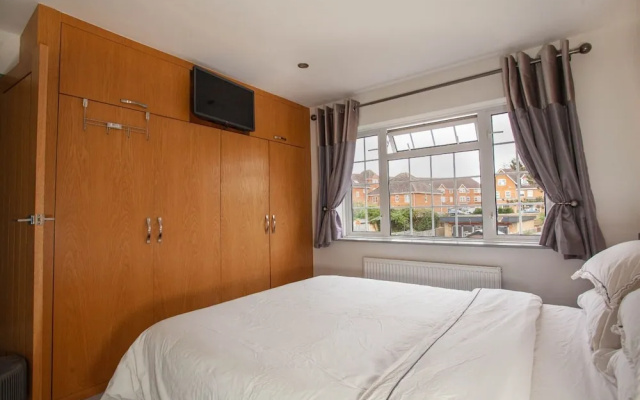 3bed House, Sleeps 7 - Hot Tub, Garden, Parking
