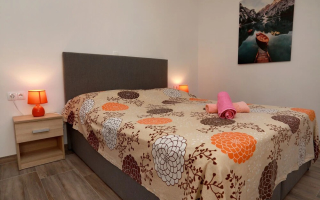 Charming 2-bed Apartment in Okrug Gornji