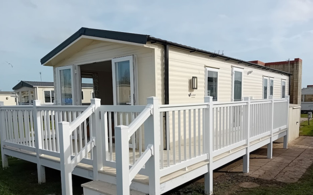 Pet Friendly Caravan in Walton on the Naze