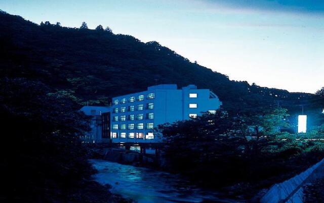 Отель Aizu Higashiyama Onsen Tsuki no Akari Айдзувакамацу вид на фасад
