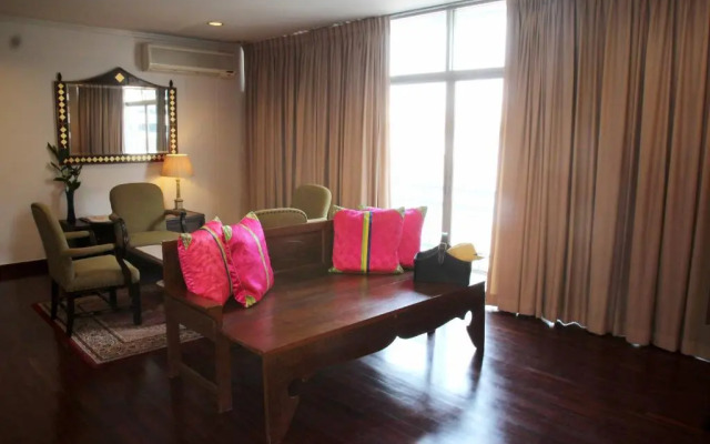 Samsen Suites