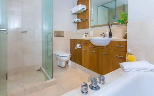 Cozy Central Apt. w/ Pool & Gym by Zodiak Stays