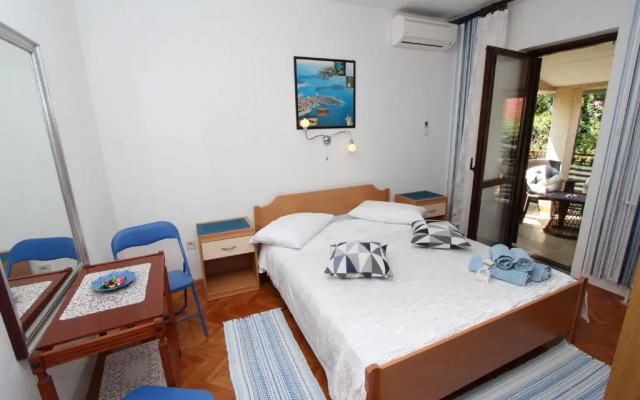 Rooms and Apartment Pina
