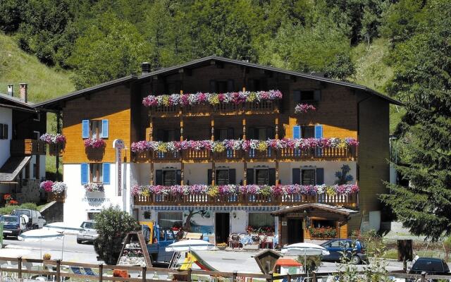 Отель Albergo Genzianella Рокка Пьеторе вид на фасад