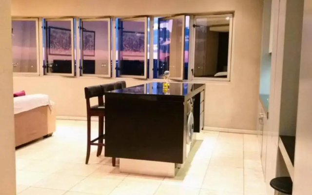 Stunning Studio apt with stunning Joburg views