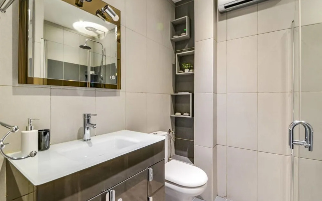 Beautiful Modern 3 Bedroom Apartment in Center