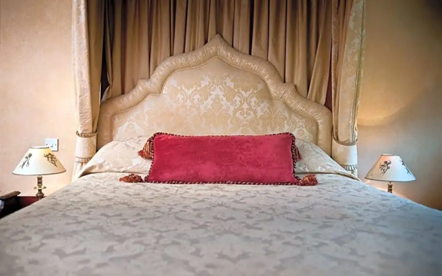 Ravenwood Hall Hotel