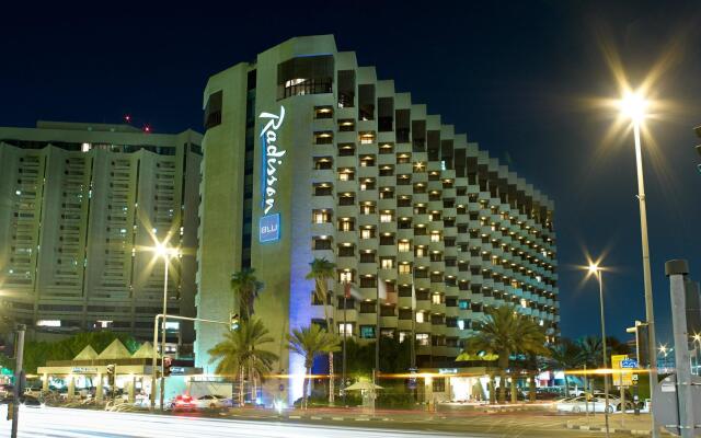 Radisson Blu Hotel, Dubai Deira Creek вид на фасад