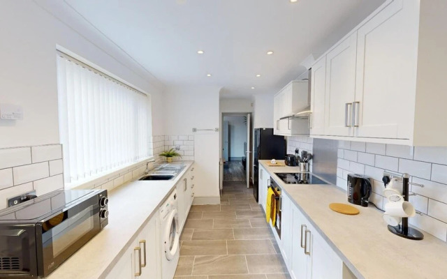 Central, Stunning 3-bed House - Free Parking