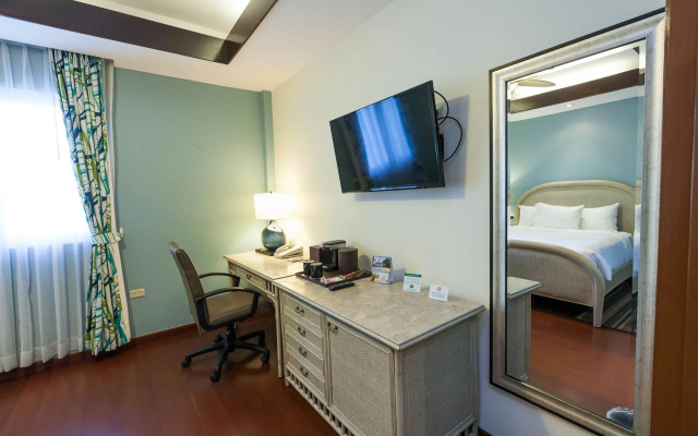 Surfrider Resort Hotel