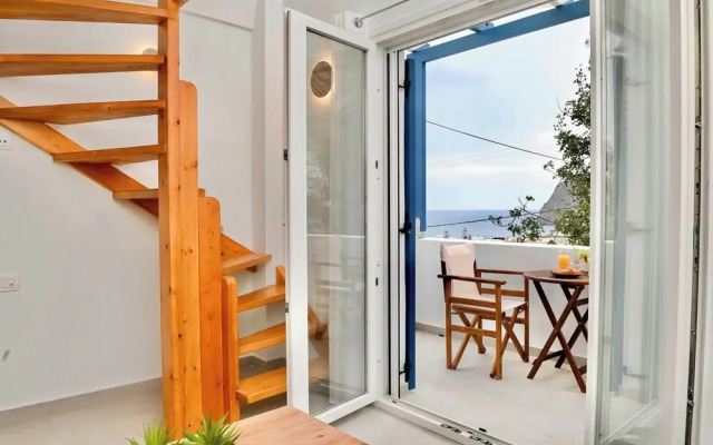 Serenite 2 Bd Santorini Getaway with Sea View