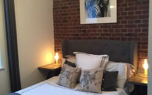 Spacious 1 Bedroom Split Level Old Pub Conversion Tower Bridge
