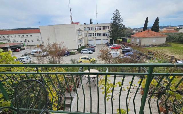 Oleander, Three-bedroom Apt in Trogir