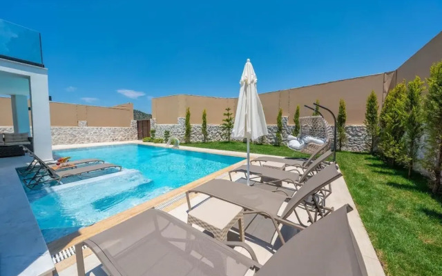 Luxury 4-bed Villa With Private Pool and Jacuzzi