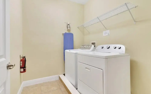 491-8-ld-private Pool With Game and Movie