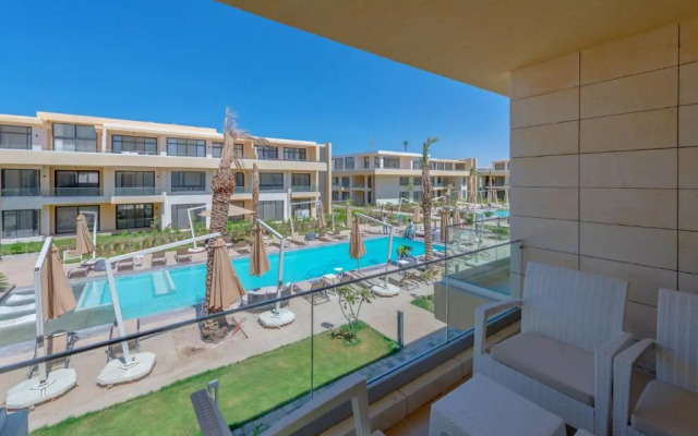 Boho-Chic Studio Apartment in G-Cribs, Pool View