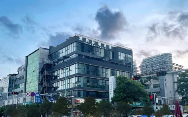 Yibai Light Luxury Hotel