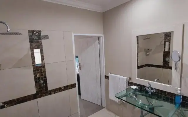 Studio 5 Churchill Lane Apartment