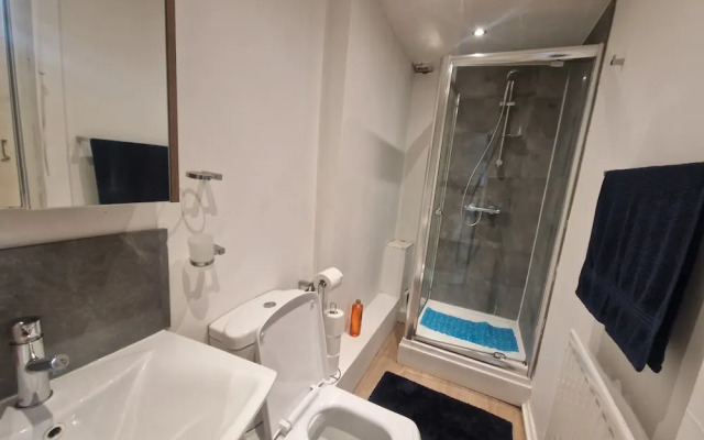House - Sleeps 4 - Garden - Parking
