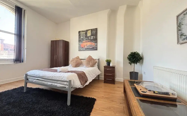 4 Beds-sleeps 8-central-office Space
