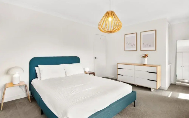 Family Friendly 3-bed With Courtyard & Parking