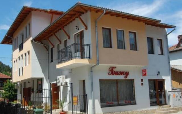 Family Hotel Biju Трявна вид на фасад