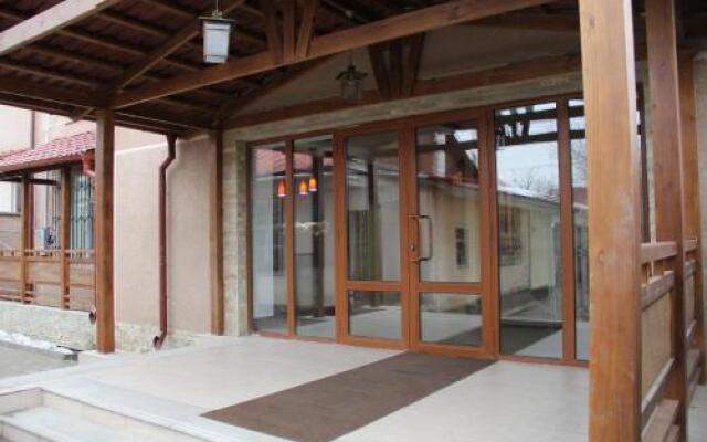 Отель Guest House Tien-Shan Бишкек вид на фасад