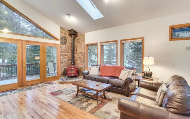 Scenic Creekside Retreat! Rocky Mountain Cabin