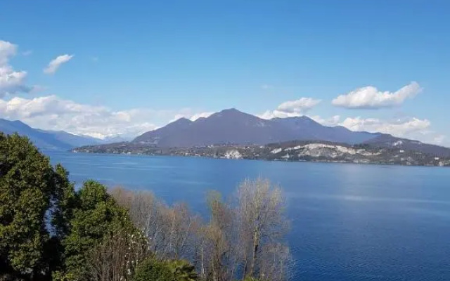 Appartamento GIOIOSA 1 con ampio terrazzo e vista Lago