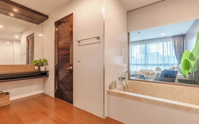 Majestic 2BR with garden view in Regent