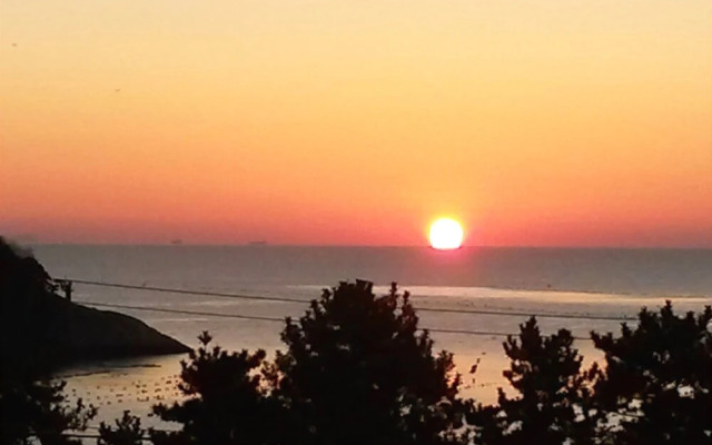 Yeosu Hyangilam Jeonmangdae Pension