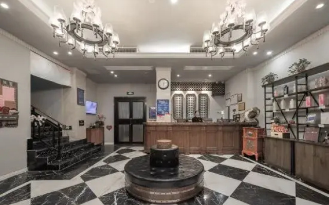 Grand Yixian Mansion (Nanjing Xuanwu Lake Yunnan Road Subway Station)