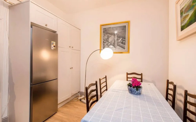Traditional British 1 Bed Beside Battersea Park