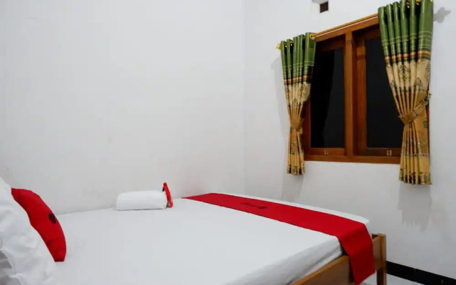 RedDoorz near Teleng Ria Beach