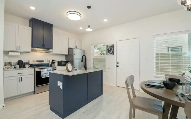 Private Townhouse: Close to Everything