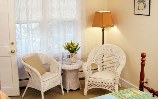 Woods Hole Passage Inn