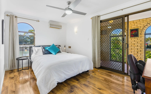 Waterfront Family Entertainer   5 Bedroom   Pool