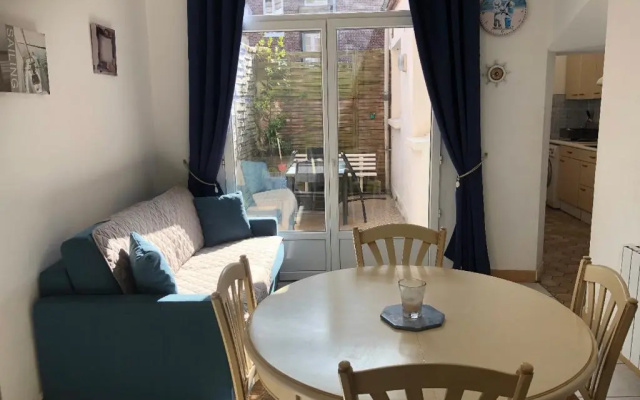 Appartement avec cour à 50m de la plage