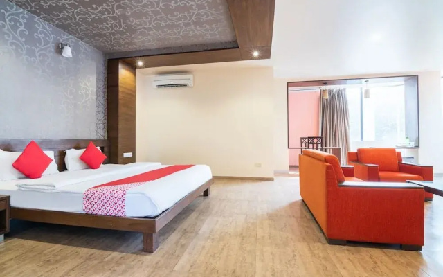 Compact Maple Leaf by OYO Rooms
