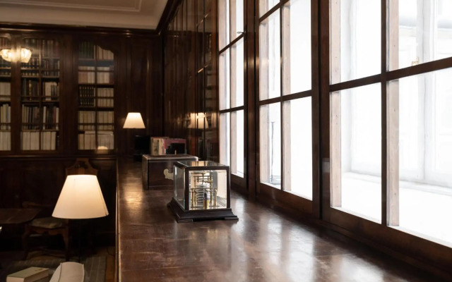 2200SQFT Luxury Apartment in City Center