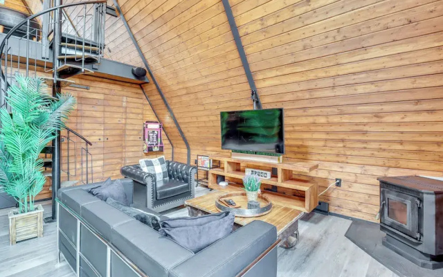 9 Mi to Big Boulder Mtn: A-frame Cabin w/ Hot Tub