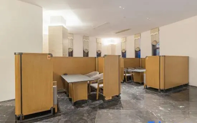 Jifeng International Hotel (Wanning High Speed Railway Station)